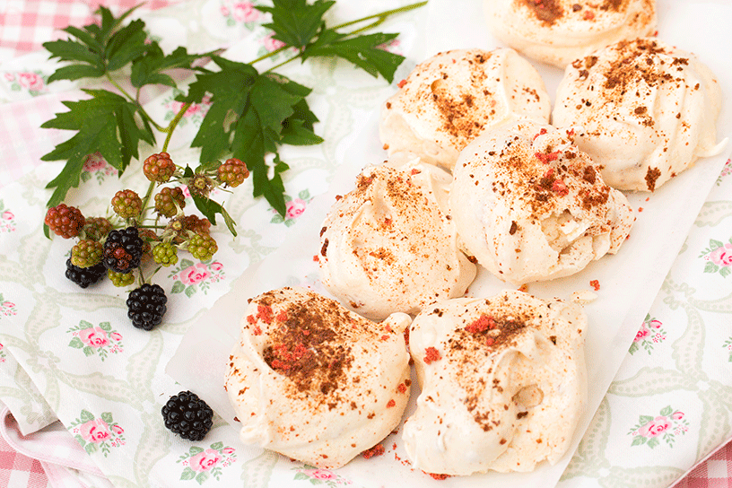 schaal met schuimpjes met gedroogde aardbei